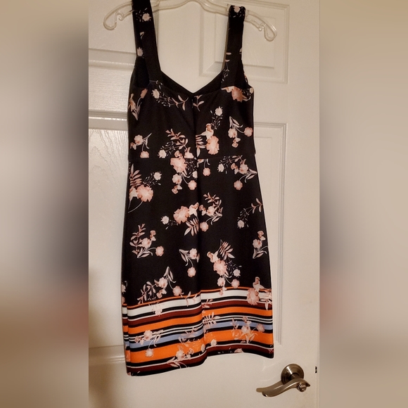 Ladies Guess dress - Picture 2 of 4